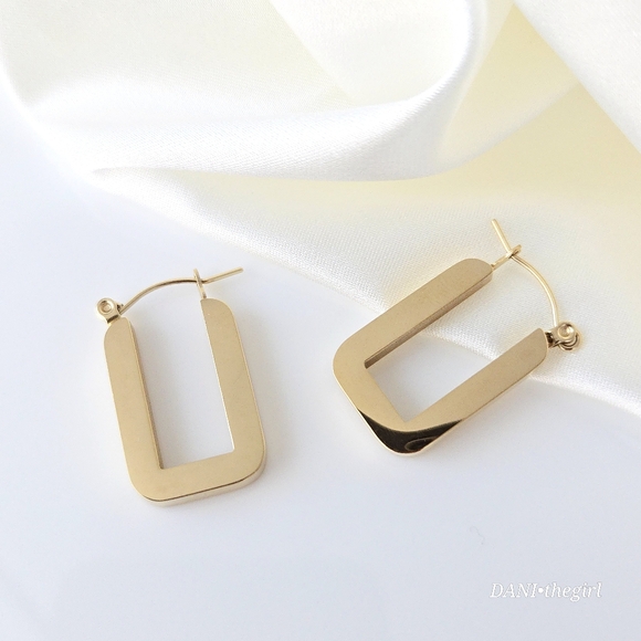 NEW Gold Rectangle Hoop Earrings - Picture 10 of 10